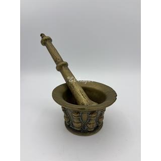 Almirez de bronce con nueve costillas y mano - Imagen 1