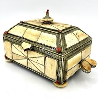 Cofre de latón, hueso e incrustaciones de coral, artesanía marroquí. - Imagen 1